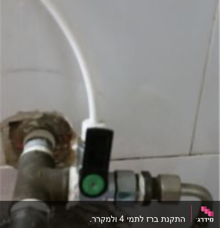 צינור מים עם ברז פלסטיק על קיר